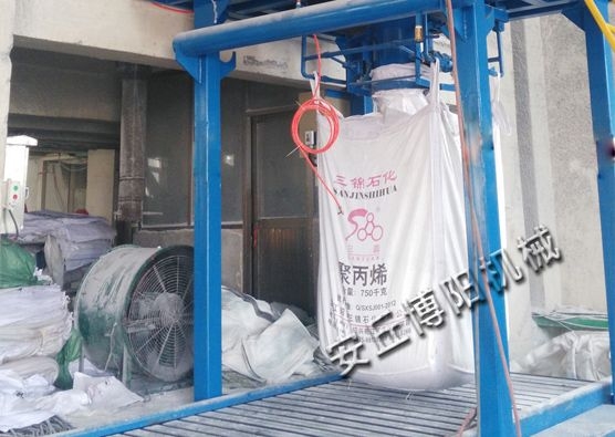 粉體噸袋包裝機(jī)現(xiàn)場(chǎng)