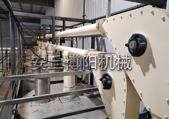 滑石粉管鏈?zhǔn)捷斔蜋C現(xiàn)場  濰坊管鏈輸送機案例