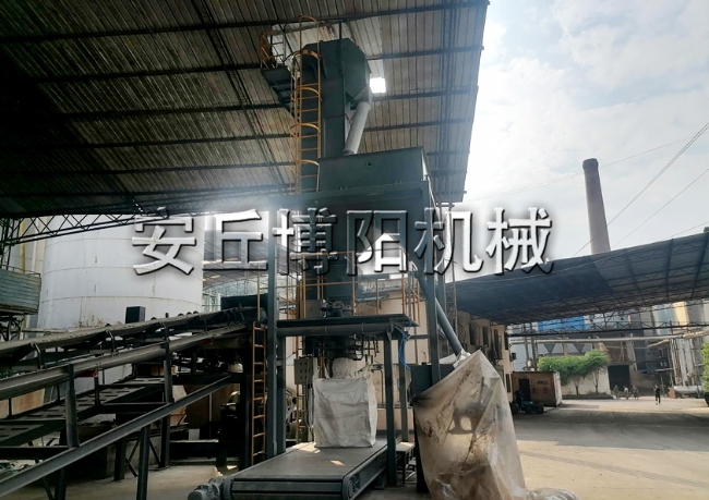 木薯破碎料噸袋包裝機現(xiàn)場  噸袋包裝秤生產(chǎn)案例