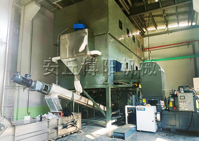 粉碳、危廢顆粒碳全自動噸拆包機(jī)   智能噸袋噸袋機(jī)現(xiàn)場